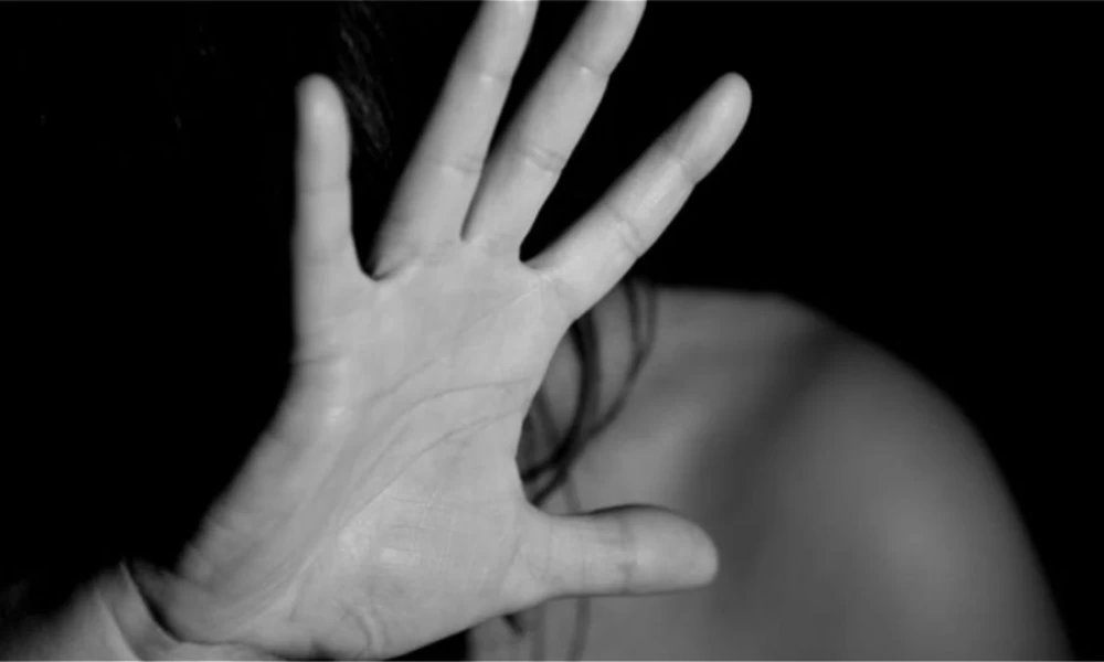 Συγγενείς Βόσνιας την κούρεψαν επειδή ήθελε να παντρευτεί Χριστιανό